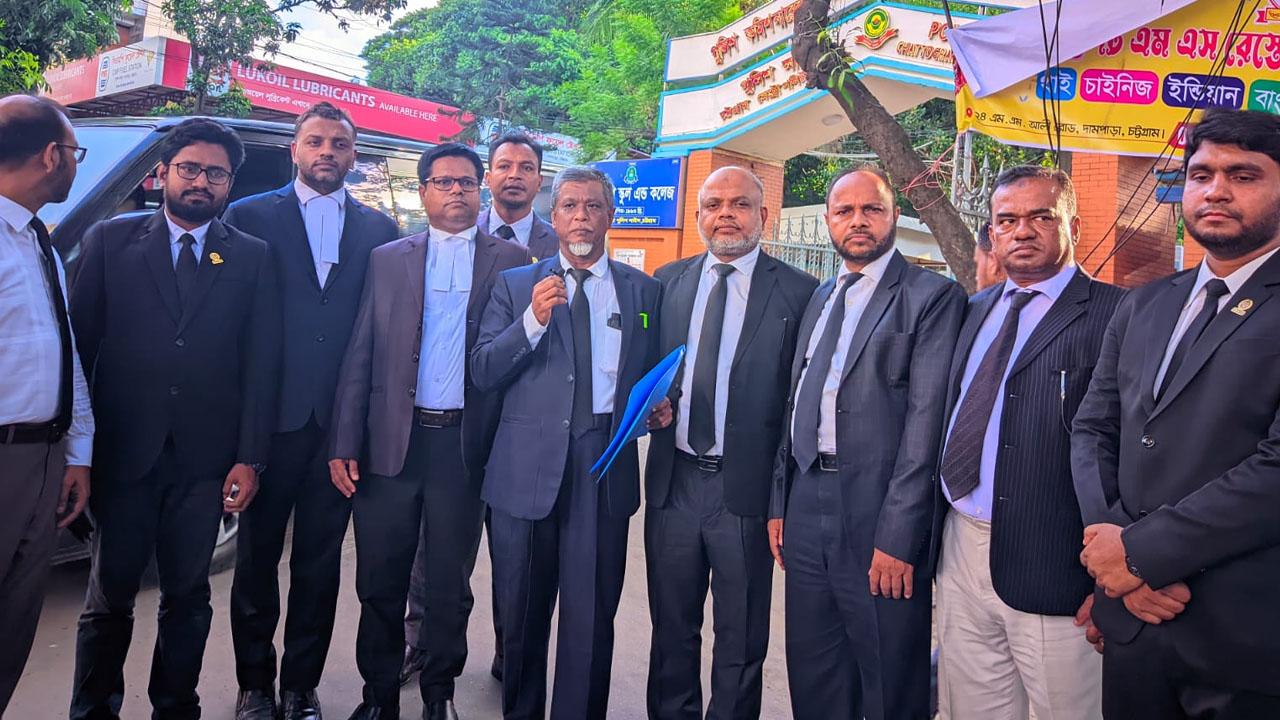 চট্টগ্রাম মেট্রোপলিটন পুলিশ কমিশনার কার্যালয়ে যাওয়া জামায়াতের আইনজীবী প্রতিনিধিদল। ছবি : কালবেলা