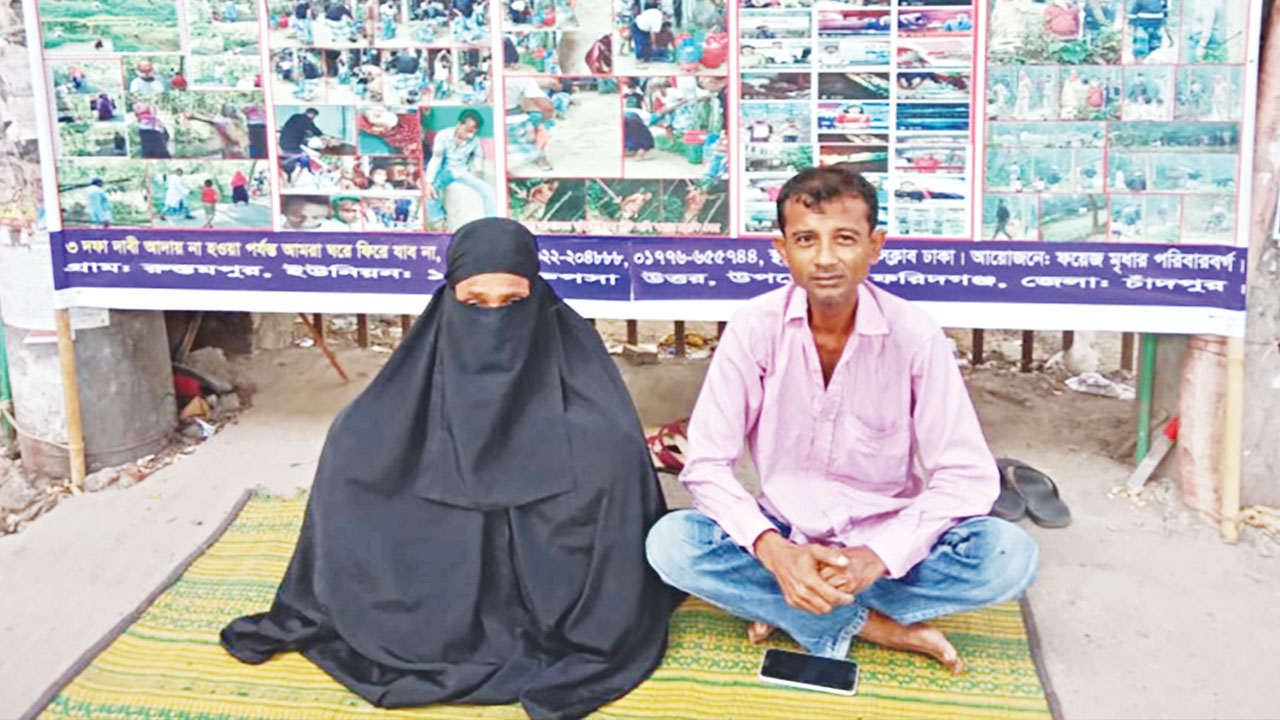 জাতীয় প্রেস ক্লাবের সামনে অনশনরত মা-ছেলে। ছবি : কালবেলা