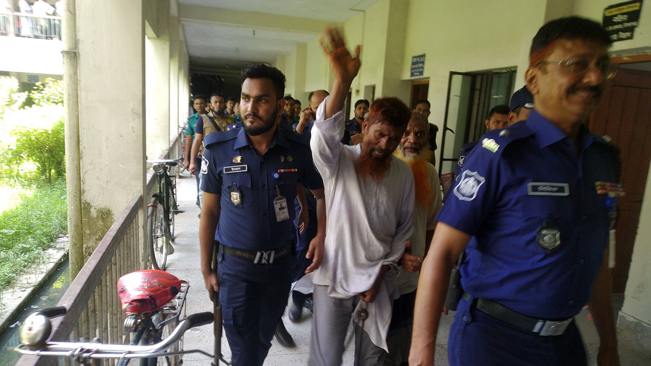 শোলাকিয়া জঙ্গি হামলা  আসামিকে আদালতে নেওয়া হচ্ছে। ছবি : কালবেলা