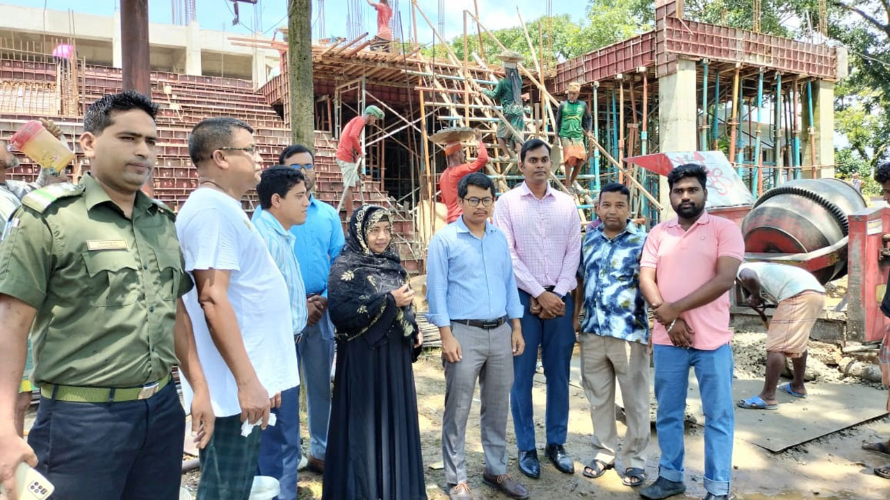 বিশ্বাস বিল্ডার্সের নির্মাণাধীন মডেল মসজিদ পরিদর্শনে ইউএনও। ছবি : কালবেলা