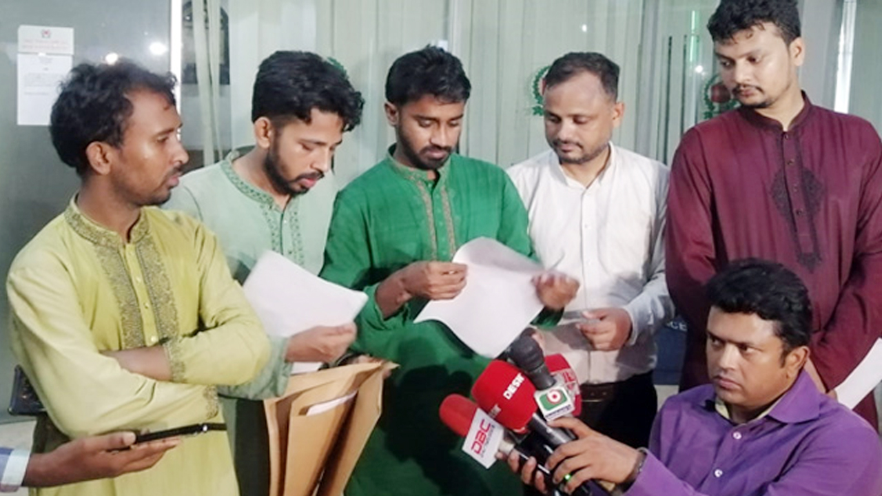 মঙ্গলবার নির্বাচন কমিশনে স্মারকলিপি দেয় গণঅধিকার পরিষদের নেতাকর্মীরা। ছবি : সংগৃহীত