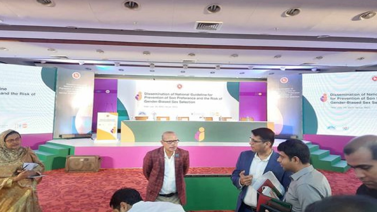 অনুষ্ঠান সময়মতো শুরু না করায় আয়োজকদের ওপর ক্ষোভ দেখিয়ে রাস্তা থেকেই ফিরে গেলেন স্বাস্থ্যমন্ত্রী জাহিদ মালেক।