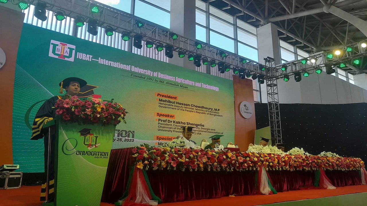 ইন্টারন্যাশনাল ইউনিভার্সিটি অব বিজনেস এগ্রিকালচার অ্যান্ড টেকনোলজির ৭ম সমাবর্তনে রাষ্ট্রপতির প্রতিনিধি হিসেবে সভাপতিত্ব করছেন শিক্ষা উপমন্ত্রী। ছবি : কালবেলা