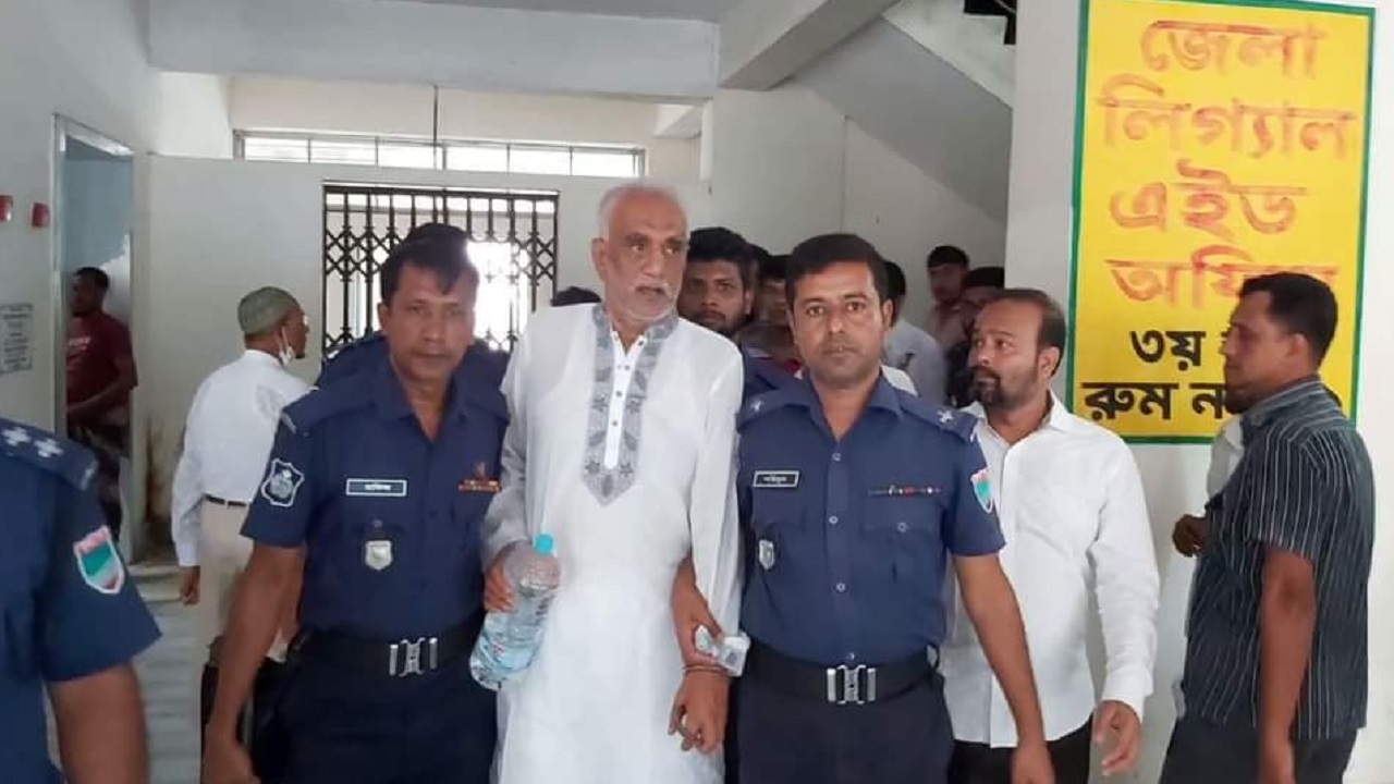 আদালতে নেওয়া হচ্ছে রাজশাহীর বিএনপি নেতা আবু সাইদ চাঁদকে। ছবি : কালবেলা