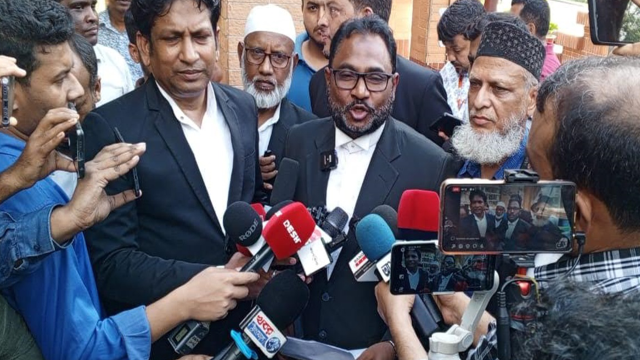 সাংবাাদিকদের সাথে কথা বলছেন অ্যাডভোকেট সাইফুর রহমান। ছবি : সংগৃহীত