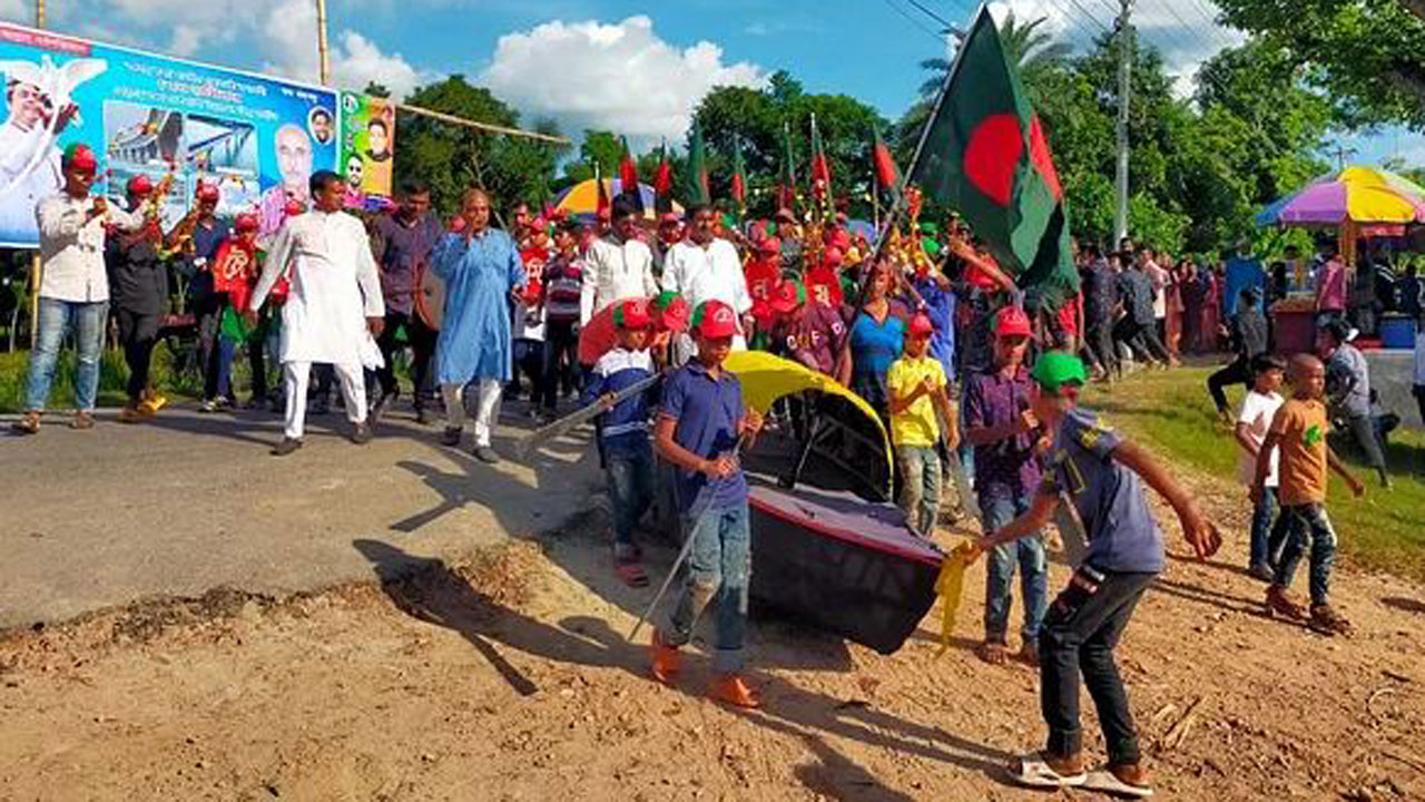 স্কুলশিক্ষার্থীদের নিয়ে শান্তি সাবেশে যাচ্ছেন বিদ্যালয়ের প্রধান শিক্ষক ও পরিচালনা পর্ষদের সভাপতি। ছবি : সংগৃহীত