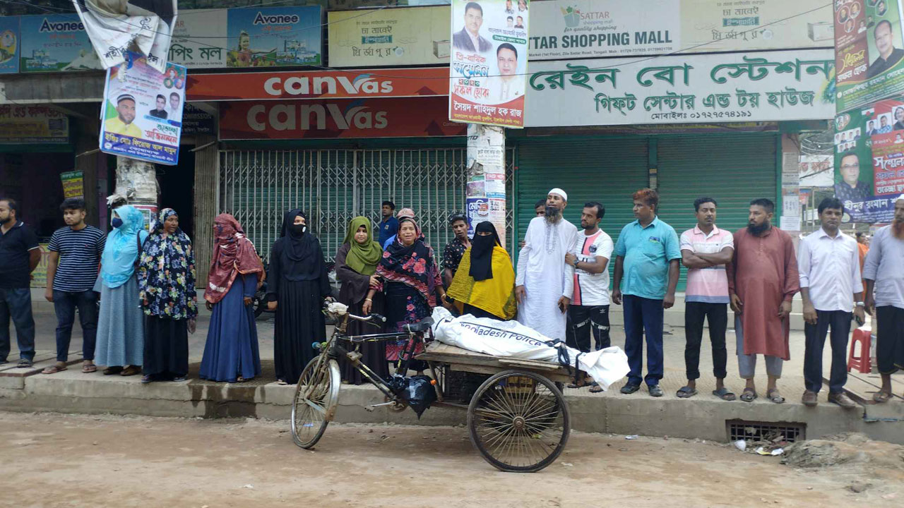 মেয়ের মরদেহ নিয়ে মানববন্ধনে মা-বাবাসহ স্বজনরা। ছবি : কালবেলা