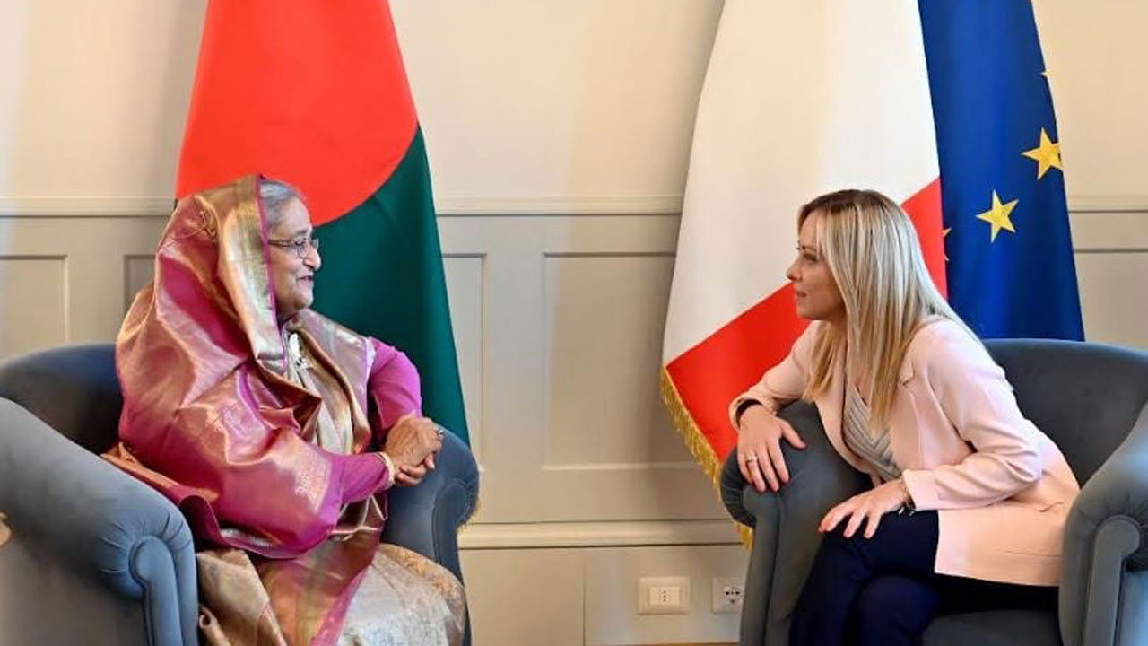 রোমে দ্বিপক্ষীয় বৈঠকে প্রধানমন্ত্রী জর্জিয়া মেলোনি ও প্রধানমন্ত্রী শেখ হাসিনা। ছবি : পিআইডি