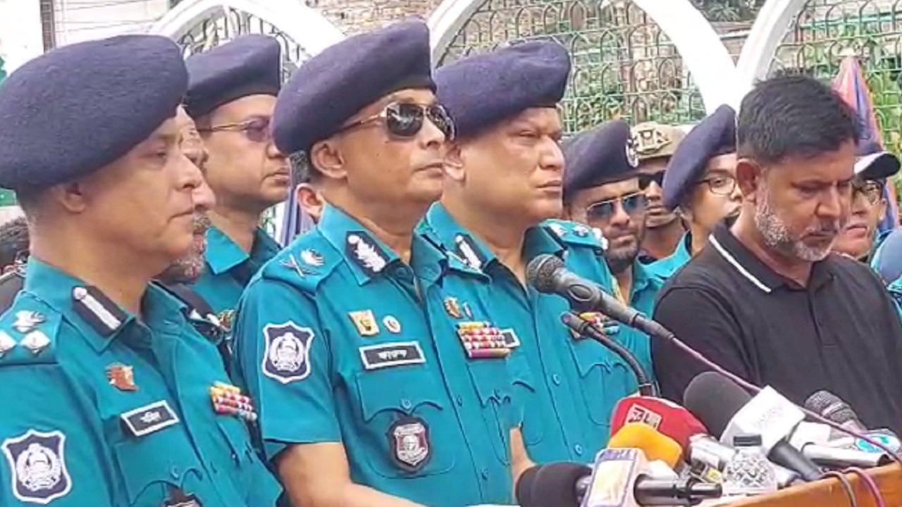 ব্রিফিং করছেন ডিএমপি কমিশনার খন্দকার গোলাম ফারুক। ছবি : কালবেলা