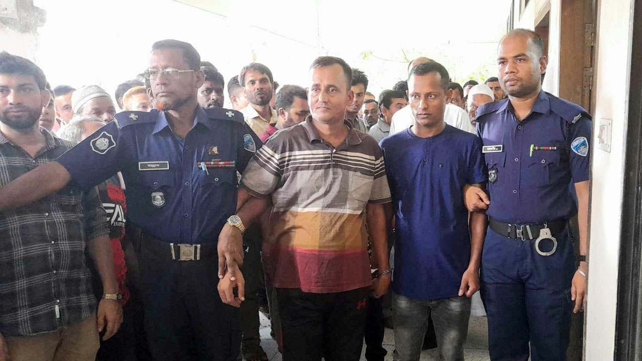 লক্ষ্মীপুরে যুবলীগ নেতা হত্যা মামলায় দুই আসামিকে কারাগারে নেওয়া হয়েছে। ছবি : কালবেলা