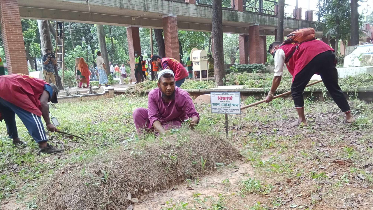 বিশেষ পরিচ্ছন্নতা কর্মসূচি পালন করা হচ্ছে আজিমপুর কবরস্থানে। ছবি : কালবেলা