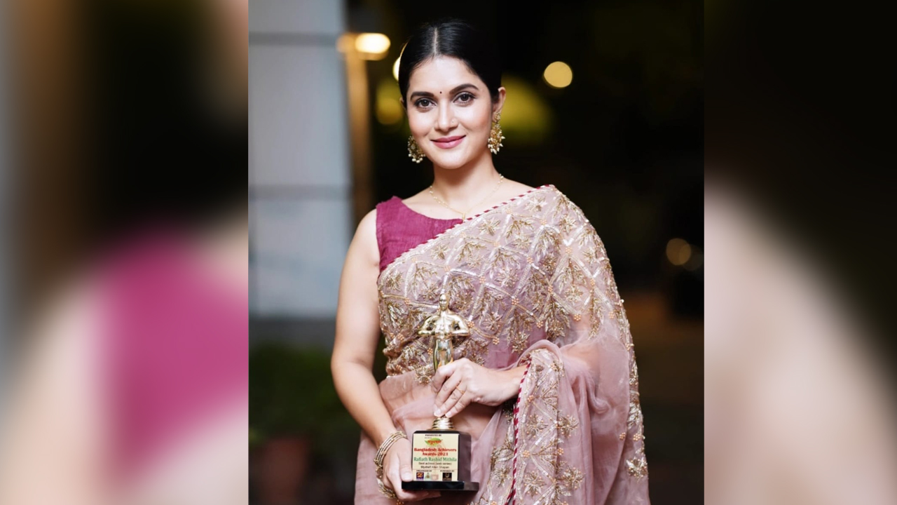 ছবি : ‘বাংলাদেশ এচিভারস অ্যাওয়ার্ড ২০২৩’ পুরস্কার হাতে দাঁড়িয়ে আছেন মিথিলা।