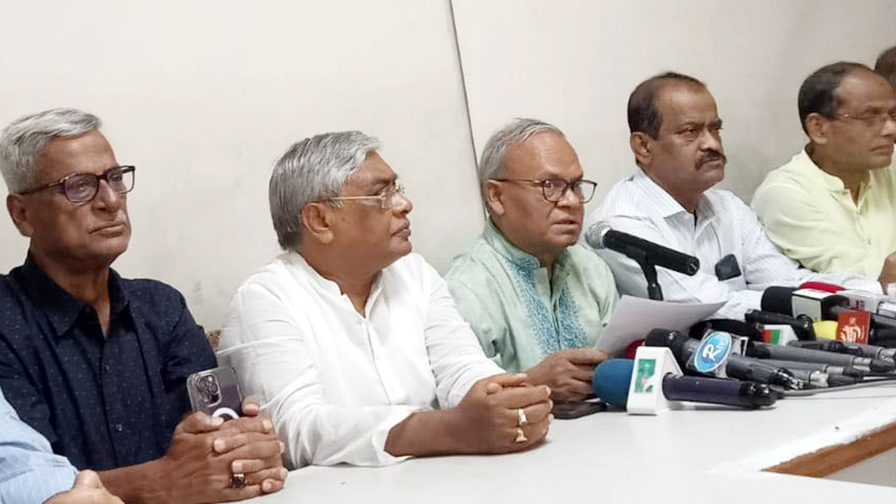 সংবাদ সম্মেলনে বিএনপির সিনিয়র যুগ্ম মহাসচিব রুহুল কবির রিজভী ও নেতারা। ছবি : কালবেলা
