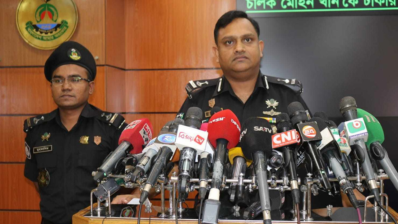 কারওয়ান বাজার র‍্যাব মিডিয়া সেন্টারে আয়োজিত এক সংবাদ সম্মেলনে সংস্থাটির আইন ও গণমাধ্যম শাখার পরিচালক কমান্ডার খন্দকার আল মঈন। ছবি : কালবেলা