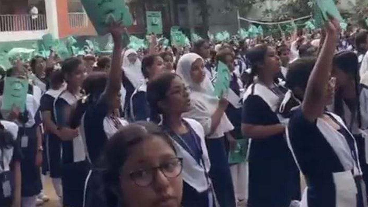 মোহাম্মদপুর প্রিপারেটরি স্কুল অ্যান্ড কলেজে বই বিতরণ কার্যক্রম। ছবি : সংগৃহীত