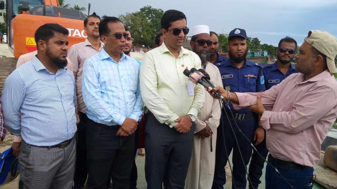 বিআইডব্লিউটিএর নির্বাহী ম্যাজিস্ট্রেট হাসান মারুফের নেতৃত্বে শীতলক্ষ্যায় অবৈধ স্থাপনা উচ্ছেদ। ছবি : কালবেলা