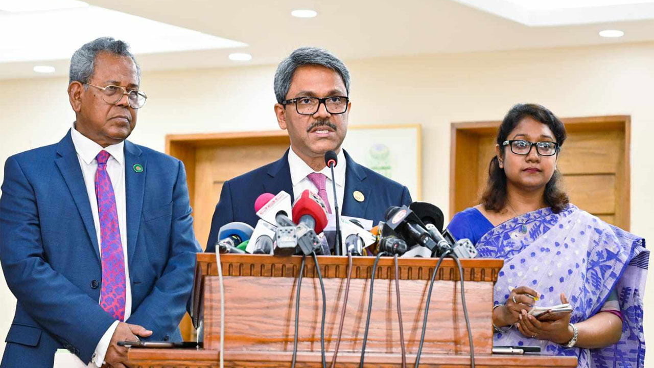 সাংবাদিকদের সঙ্গে কথা বলছেন পররাষ্ট্র প্রতিমন্ত্রী শাহরিয়ার আলম। ছবি: কালবেলা
