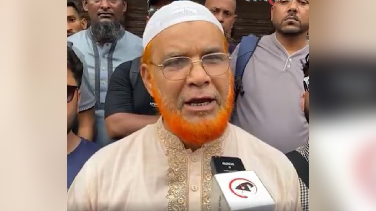 বিএনপির সমাবেশে আসার প্রতিক্রিয়া জানাচ্ছেন এক মুক্তিযুদ্ধা। ছবি: কালবেলা