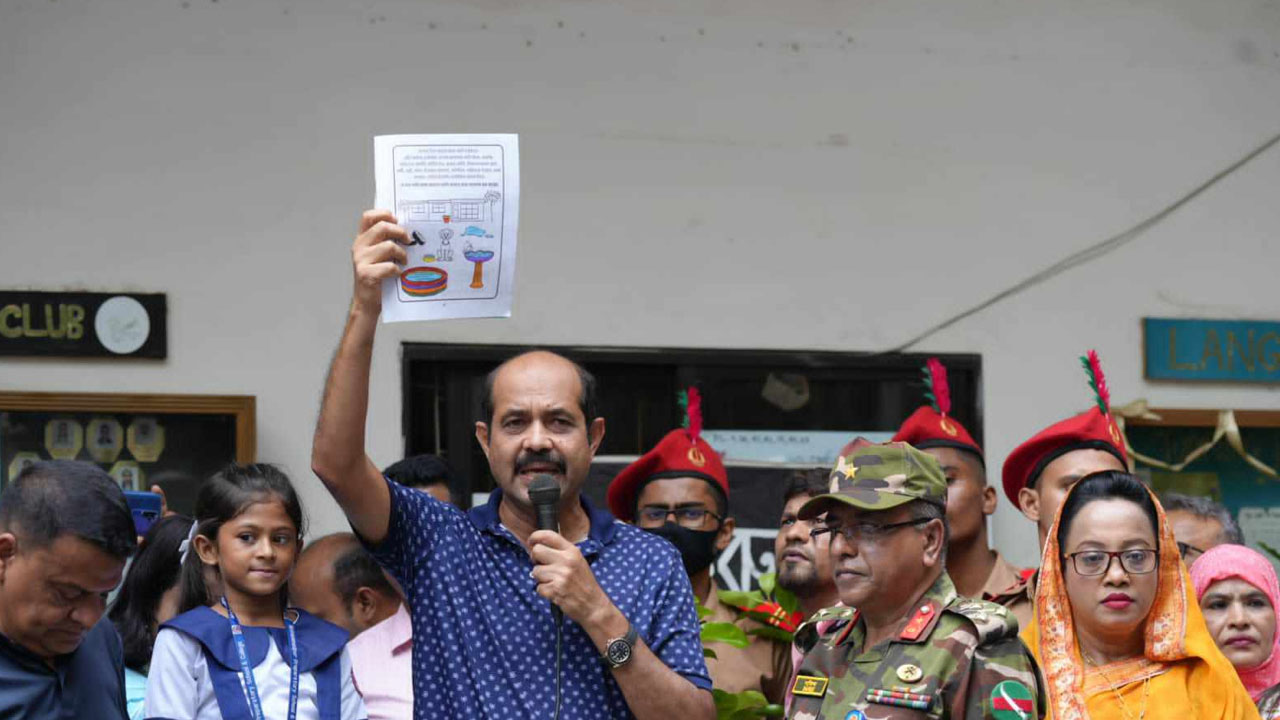 কার্টুন বই বিতরণকালে ডিএনসিসি মেয়র মো. আতিকুল ইসলাম। ছবি : কালবেলা
