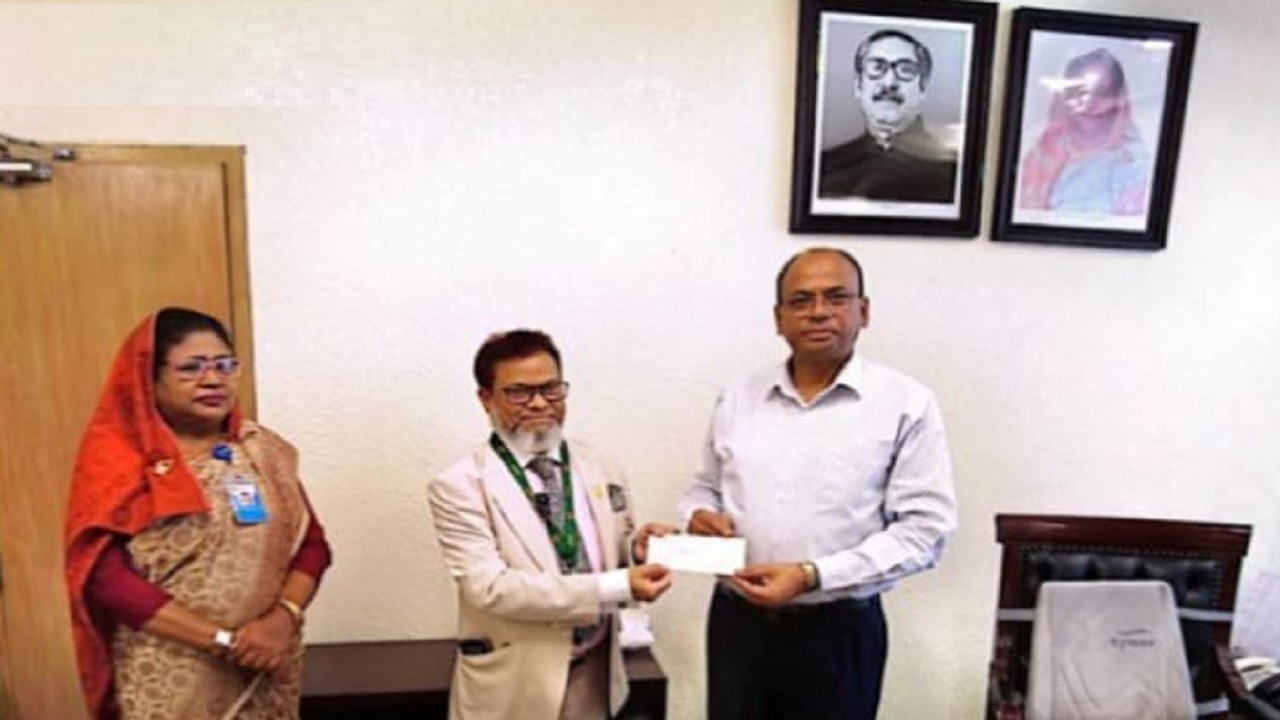 প্রধানমন্ত্রীর অনুদানের চেক গ্রহণ করেন জাতীয় হৃদরোগ ইনস্টিটিউট ও হাসপাতালের পরিচালক অধ্যাপক ডা. মীর জামাল উদ্দিন। ছবি : কালবেলা