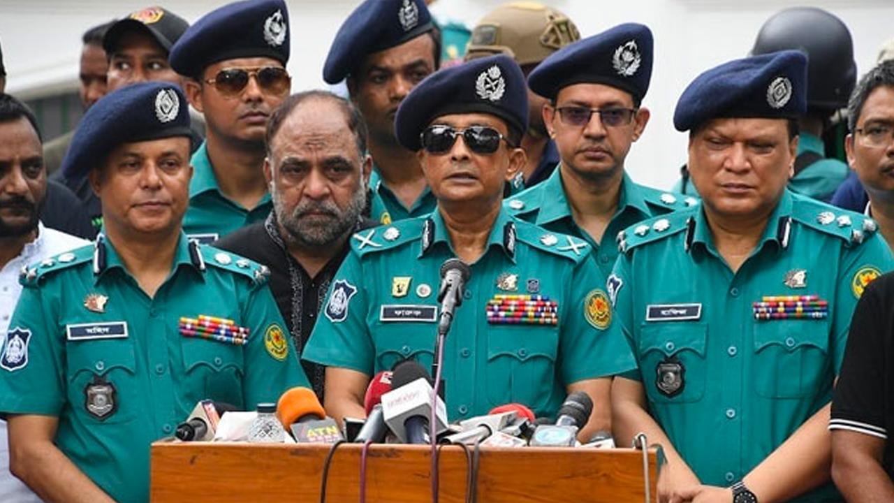 বুধবার হোসেনি দালান ইমামবাড়ায় পবিত্র আশুরা উদযাপন ও তাজিয়া মিছিল উপলক্ষে  নিরাপত্তা ব্যবস্থা পরিদর্শন শেষে সাংবাদিকদের সঙ্গে কথা বলছেন ডিএমপি কমিশনার। ছবি : সংগৃহীত