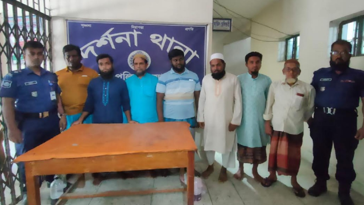 দামুড়হুদা উপ‌জেলার বিভিন্ন স্থানে অভিযান চালিয়ে ৭ জন জামায়াতের নেতাকর্মীকে আটক করেছে পুলিশ। ছবি : কালবেলা