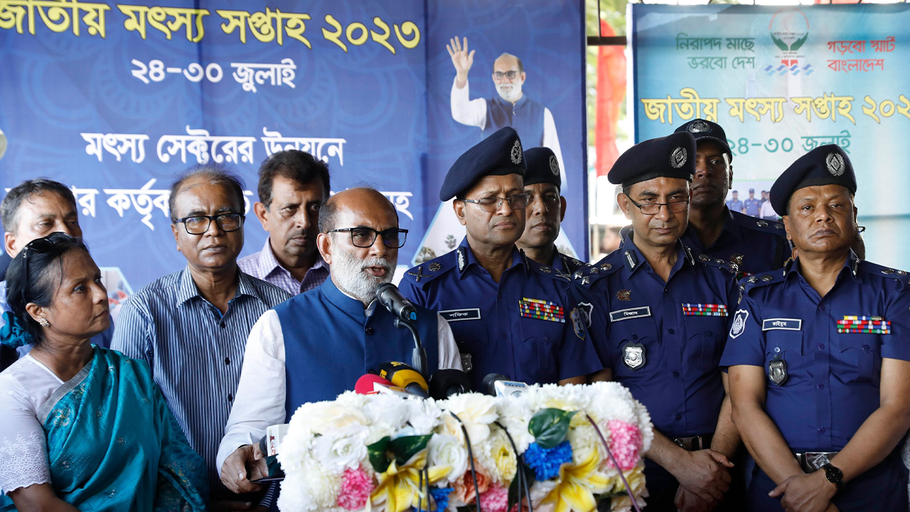 নৌ-শোভাযাত্রার উদ্বোধন করছেন মৎস্য ও প্রাণিসম্পদ মন্ত্রী। ছবি : কালবেলা