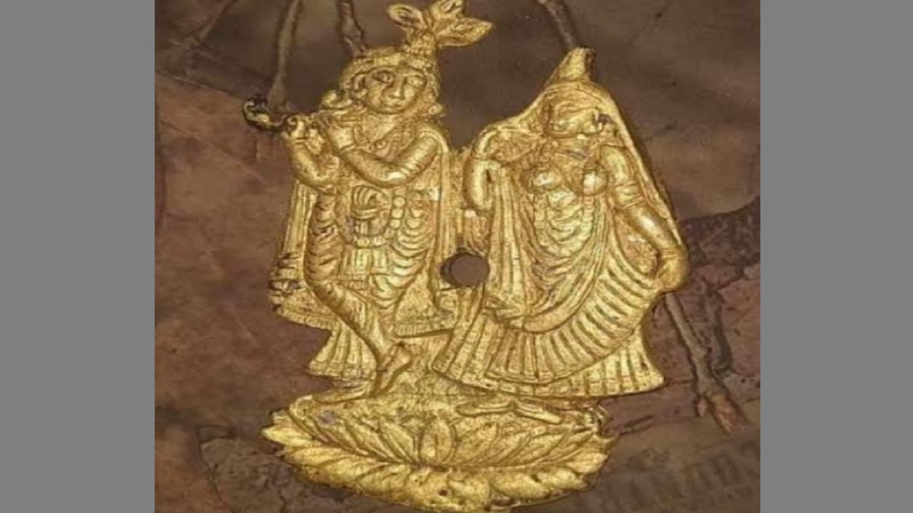 উদ্ধারকৃত রাধা-কৃষ্ণের মূর্তি।