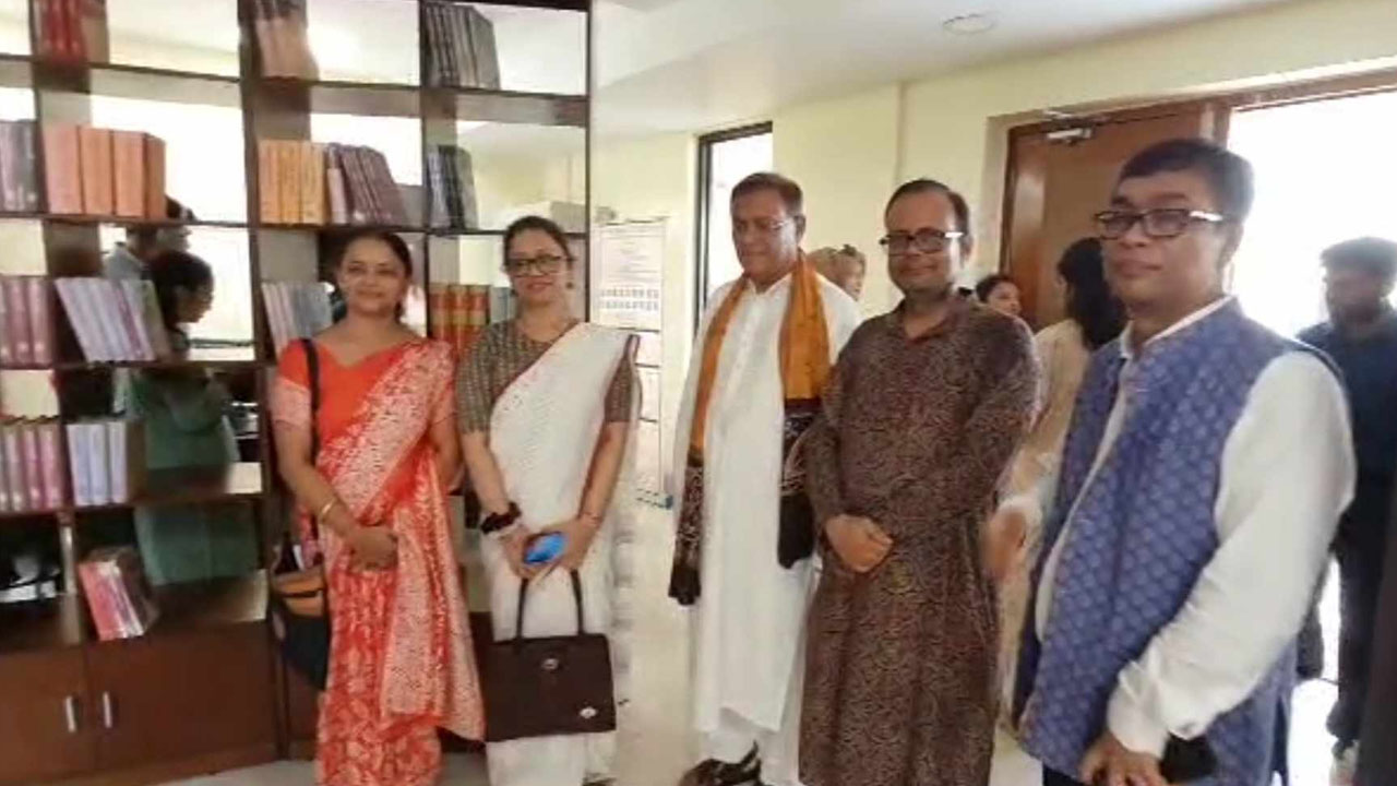 কলকাতায় চলচ্চিত্র উৎসব উদ্বোধন করতে পশ্চিমবঙ্গের শান্তিনিকেতনে তথ্য ও সম্প্রচারমন্ত্রী ড. হাছান মাহমুদ। ছবি : সংগৃহীত