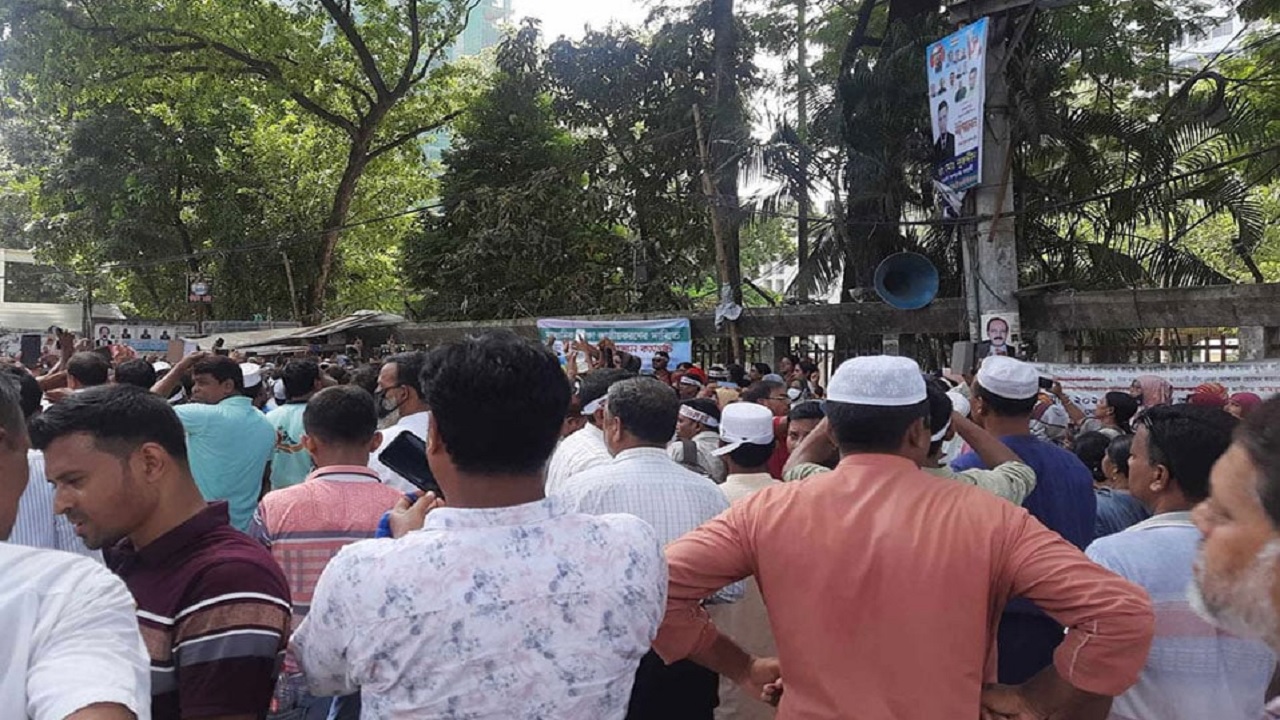 মাধ্যমিক শিক্ষা জাতীয়করণের দাবিতে শিক্ষকদের লাগাতার অবস্থান কর্মসূচি। ছবি : সংগৃহীত