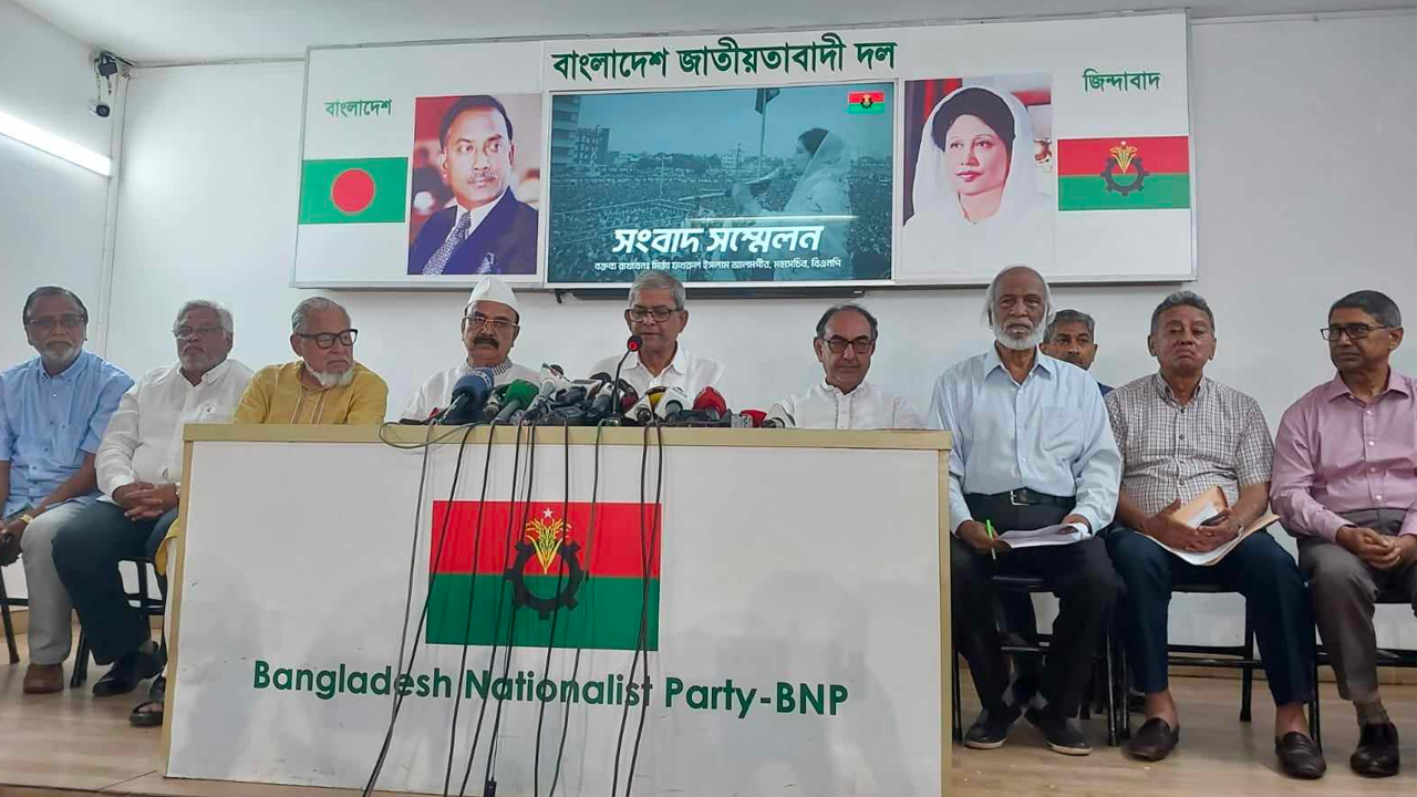 বুধবার রাতে রাজধানীর গুলশানে বিএনপি চেয়ারপারসনের রাজনৈতিক কার্যালয়ে সংবাদ সম্মেলনে উপস্থিত নেতাকর্মীরা। ছবি : কালবেলা