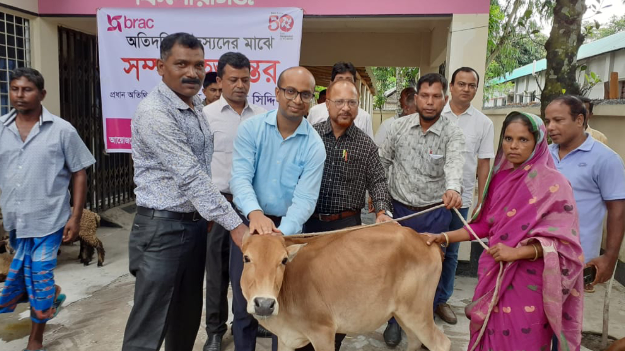 ব্রাকের কর্মসূচির আওতায় অতিদরিদ্রদের সহায়তা কার্যক্রম। ছবি : কালবেলা