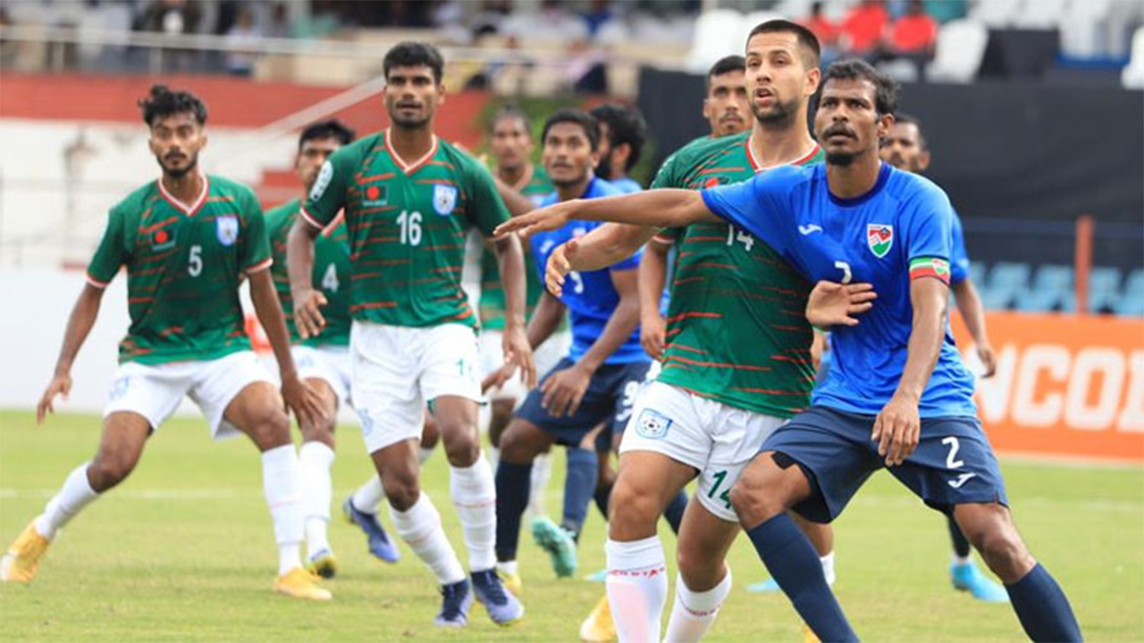 বাংলাদেশের ফুটবল ম্যাচের একটি দৃশ্য। ছবি : সংগৃহীত