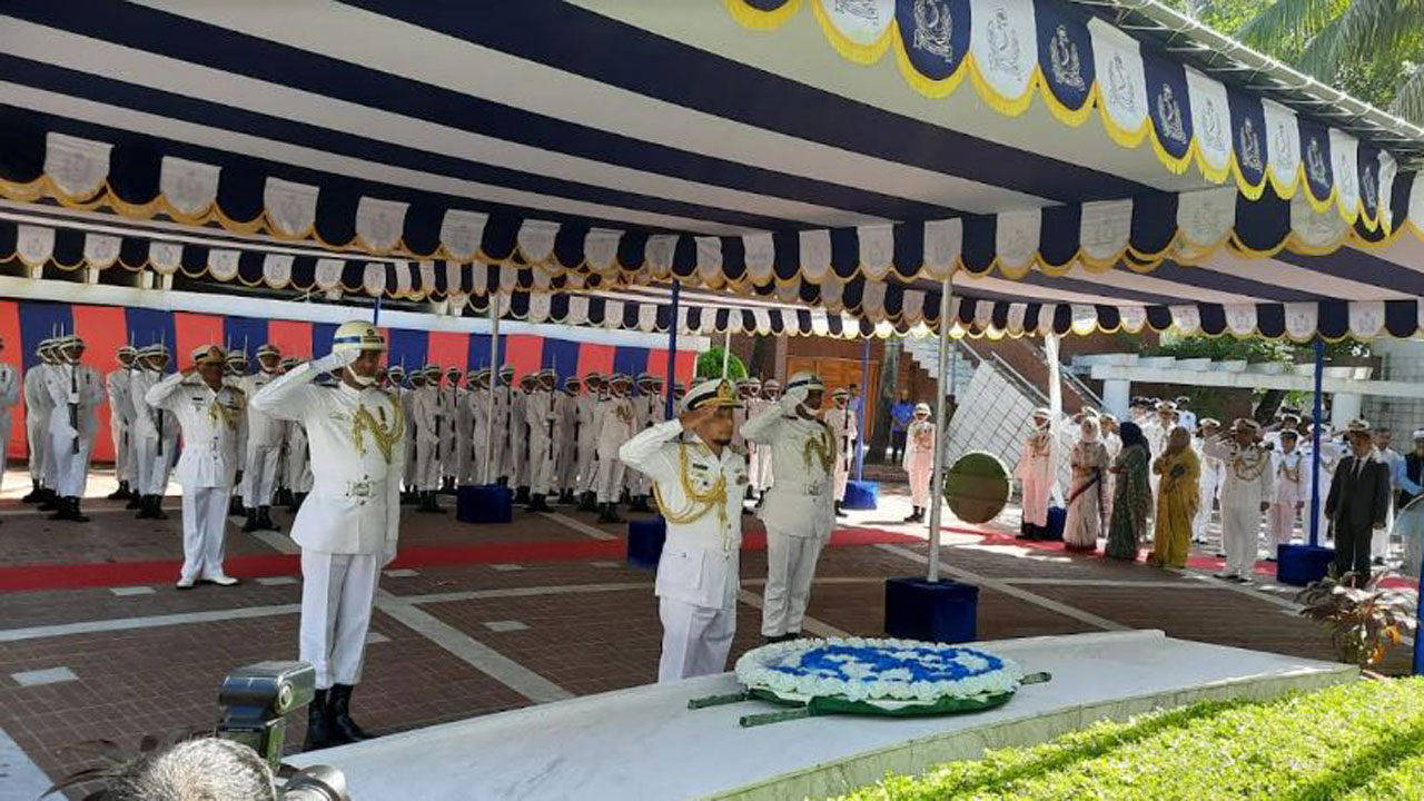 বঙ্গবন্ধুর সমাধিতে শ্রদ্ধা জানাচ্ছেন নবনিযুক্ত নৌবাহিনী প্রধান ভাইস অ্যাডমিরাল এম নাজমুল হাসান। ছবি : কালবেলা