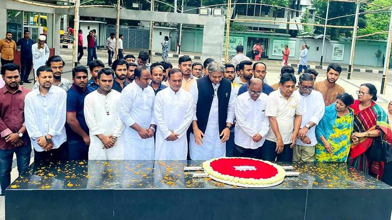 বঙ্গবন্ধুর প্রতিকৃতিতে শ্রদ্ধা জানালেন নবনির্বাচিত সংসদ সদস্য মোহাম্মদ এ আরাফাত। ছবি : কালবেলা