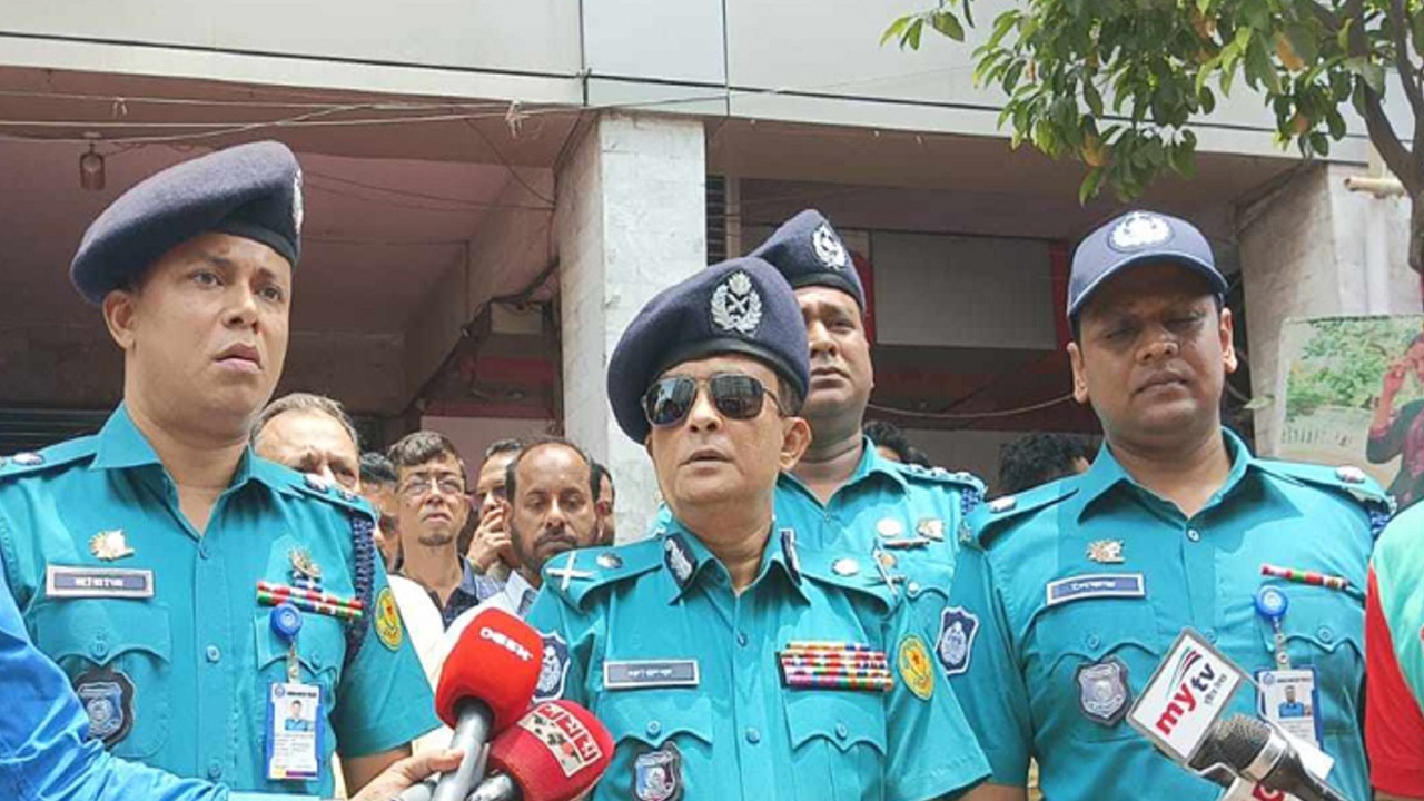 কথা বলছেন ডিএমপি কমিশনার খন্দকার গোলাম ফারুক। ছবি : পুুরোনো