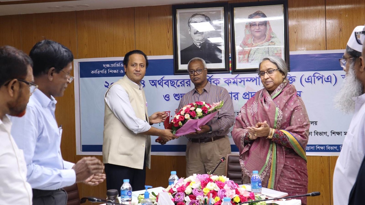 বার্ষিক কর্মসম্পাদন চুক্তি স্বাক্ষর ও শুদ্ধাচার পুরস্কার প্রদান অনুষ্ঠানে শিক্ষামন্ত্রী । ছবি : কালবেলা