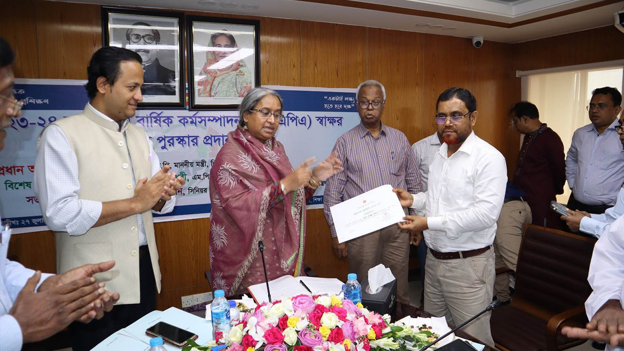 শুদ্ধাচার পুরস্কার গ্রহণ করেছেন মাদ্রাসা শিক্ষা অধিদপ্তরের মহাপরিচালক। ছবি : কালবেলা