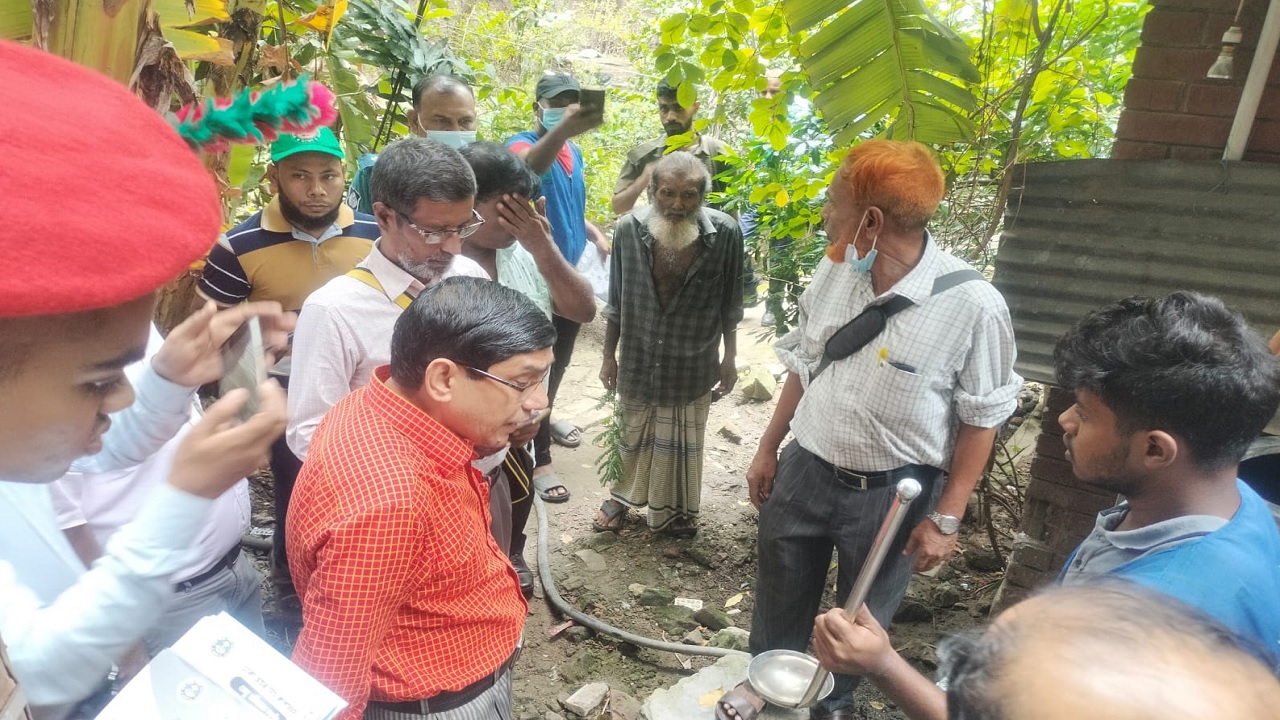 মশা নিয়ন্ত্রণে আজ বৃহস্পতিবার ঢাকা উত্তর সিটি করপোরেশনের বিভিন্ন এলাকায় বিশেষ অভিযান পরিচালনা করেন নির্বাহী ম্যাজিস্ট্রেটরা। ছবি : কালবেলা
