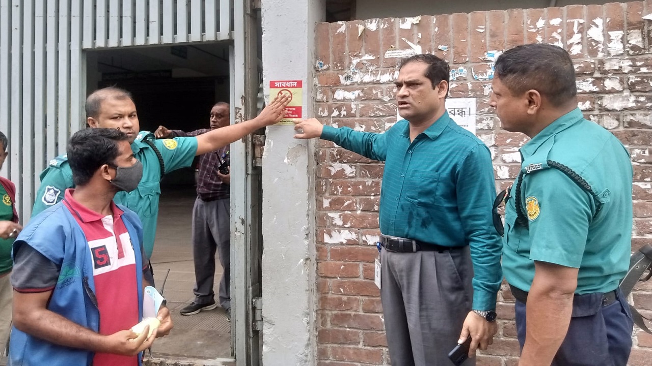 মশার লার্ভা পাওয়ায় ১৮ দিনে ১ কোটি ৩৭ লাখ টাকা জরিমানা আদায় করেছেন ভ্রাম্যমাণ আদালত। ছবি : কালবেলা