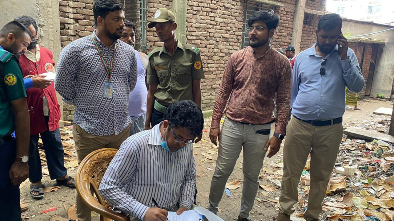 ডিএসসিসির ভ্রাম্যমাণ আদালতের অভিযান । ছবি : কালবেলা