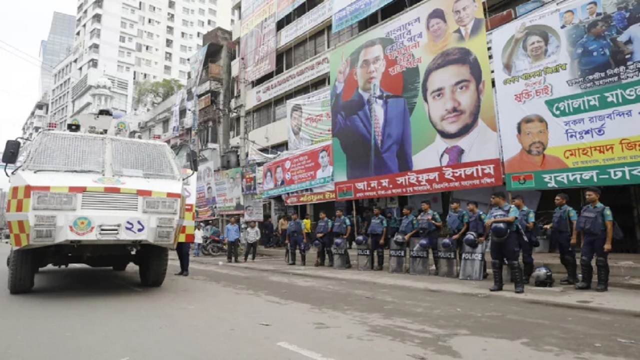 নয়াপল্টনে বিএনপির কার্যালয়ের সামনে জলকামান প্রস্তুত করে রাখা হয়েছে। ছবি : সংগৃহীত