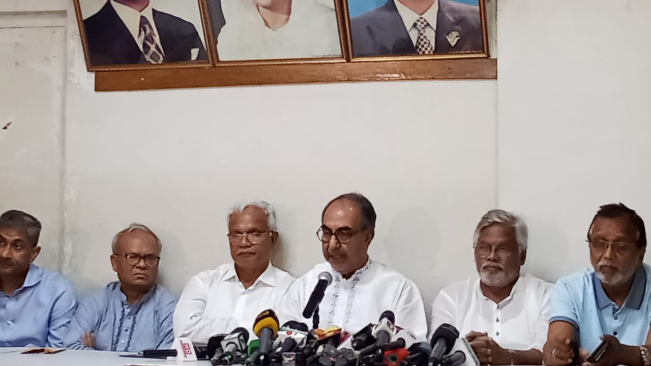 নয়াপল্টনে বিএনপির কেন্দ্রীয় কার্যালয়ে মির্জা আব্বাস। ছবি : কালবেলা