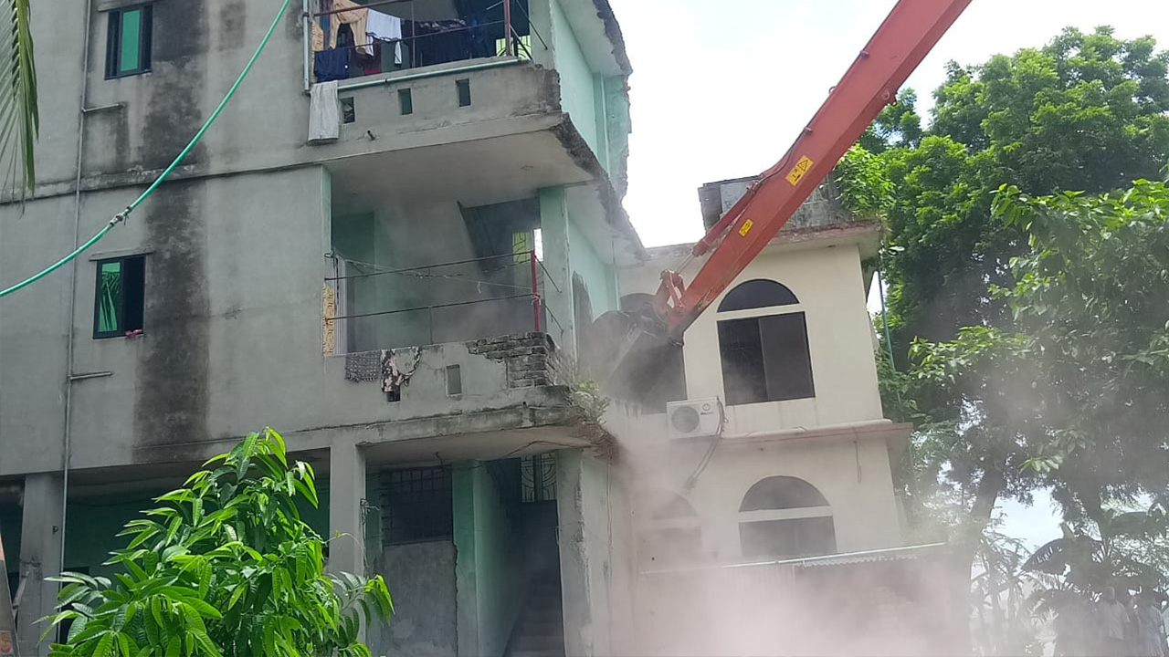 বিআইডব্লিউটি’র অভিযান। ছবি : কালবেলা
