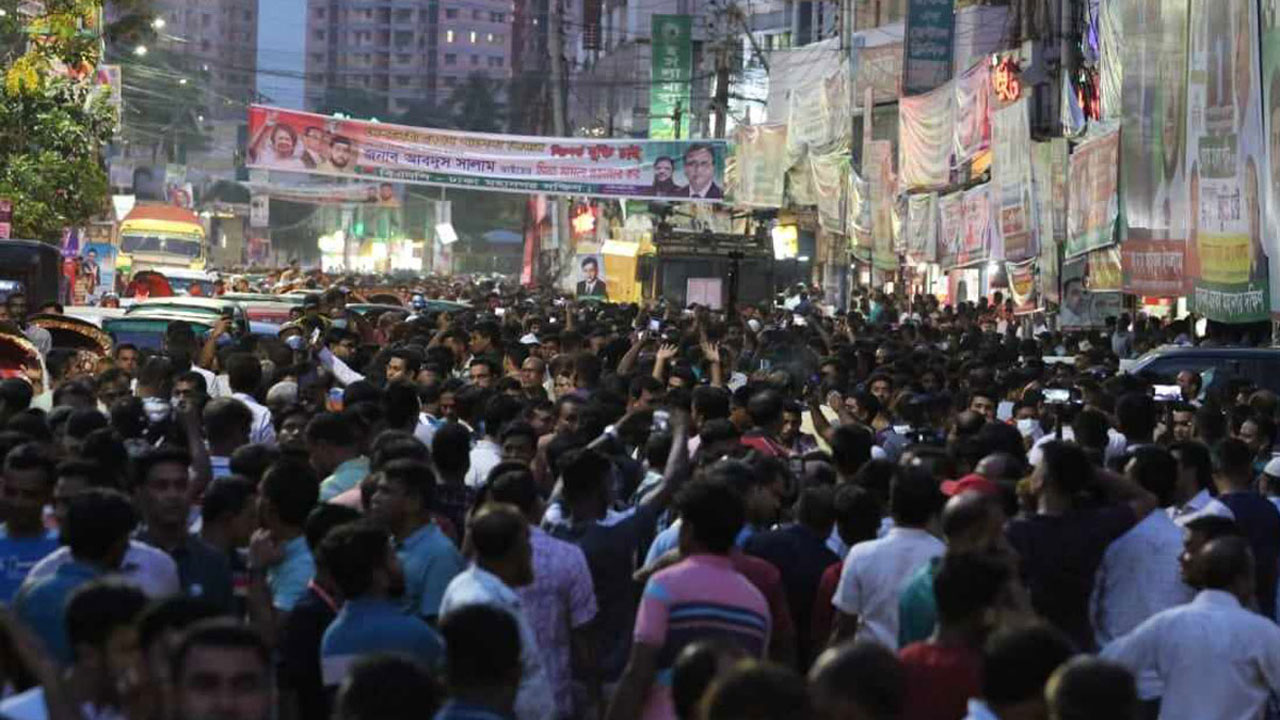 নয়াপল্টনে বিএনপির কেন্দ্রীয় কার্যালয়ের সামনে হাজারো নেতাদের ভিড়। ছবি: সংগৃহীত