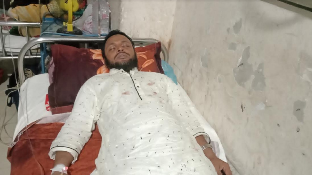 প্রভাষক আল-আমিনকে হাসপাতালে ভর্তি করা হয়েছে। ছবি : কালবেলা