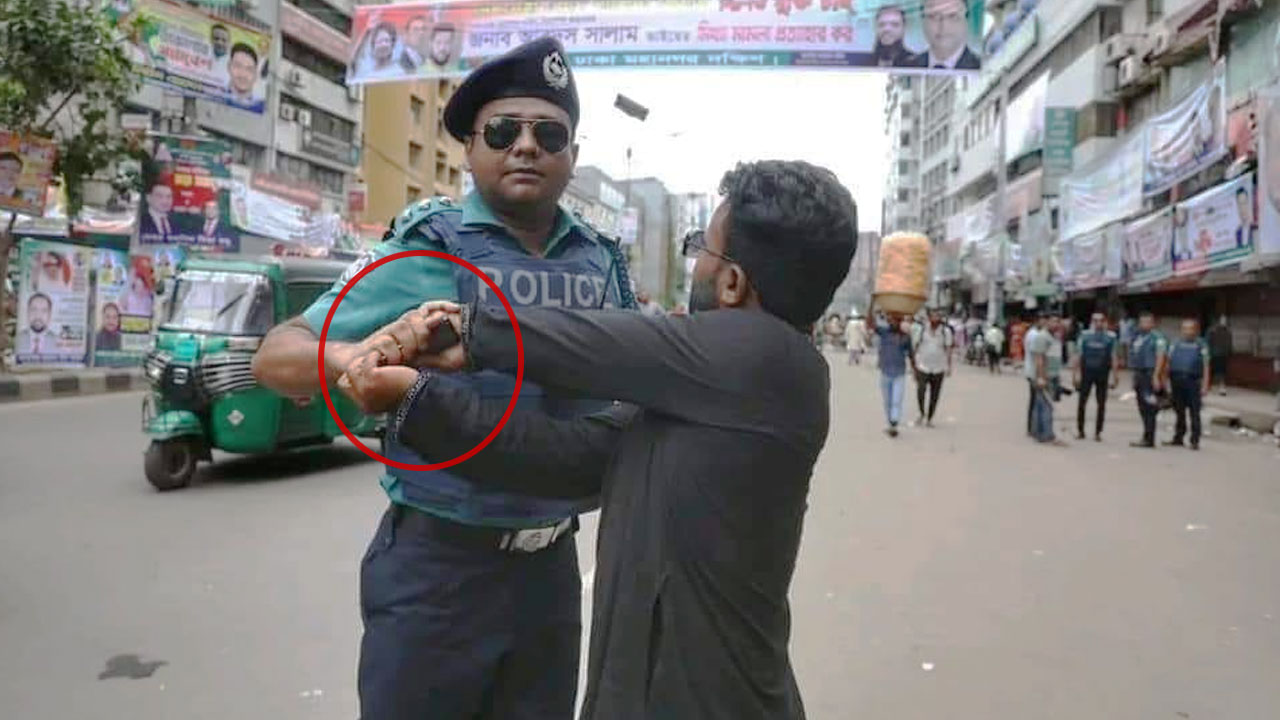 সাংবাদিকের মোবাইল কেড়ে নেওয়ার চেষ্টা। ছবি : সংগৃহীত
