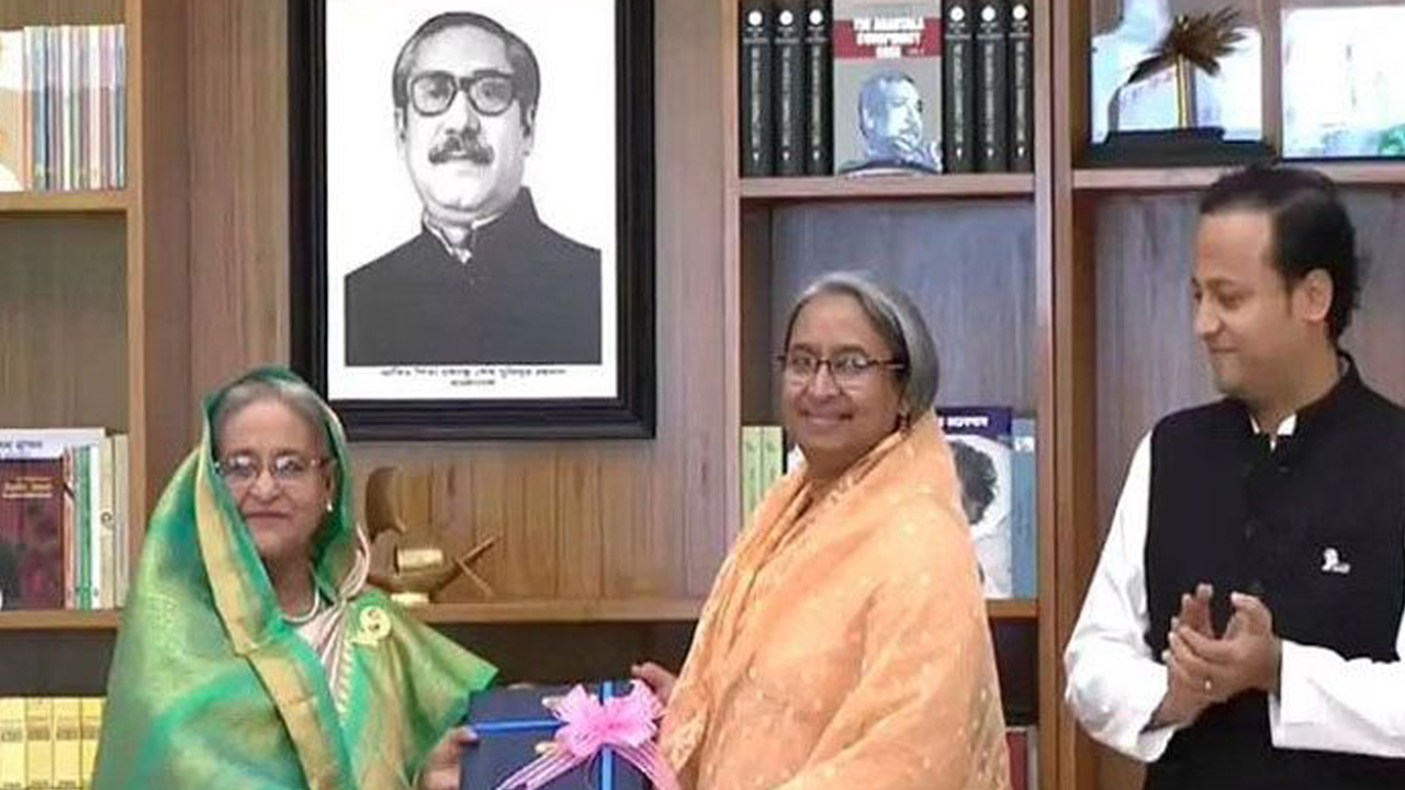 শুক্রবার প্রধানমন্ত্রী শেখ হাসিনার কাছে এসএসসি ও সমমানের ফলাফল হস্তান্তর করেন শিক্ষামন্ত্রী ডা. দীপু মনি। ছবি : সংগৃহীত