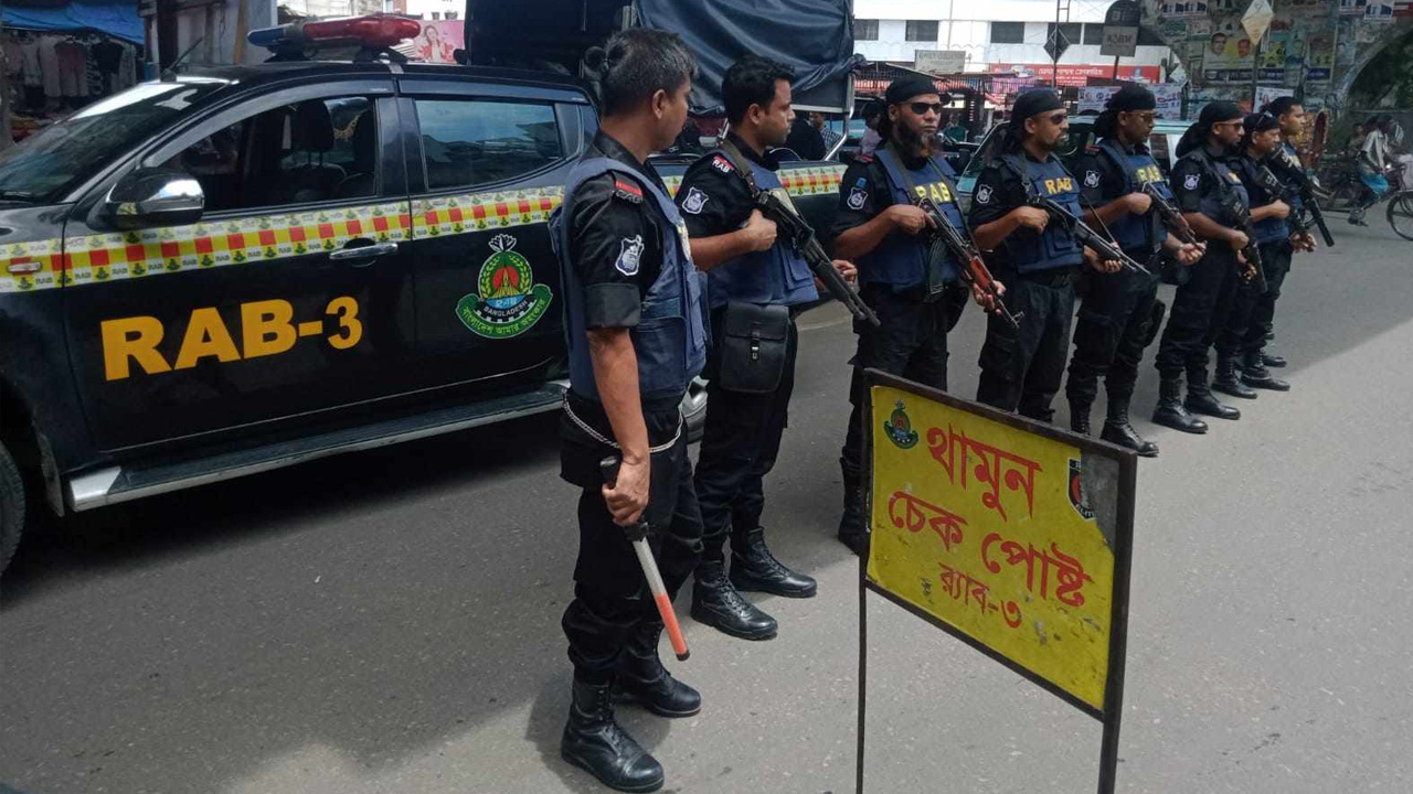 ঢাকার রাস্তায় পুলিশের নিরাপত্তা জোরদার। ছবি : কালবেলা
