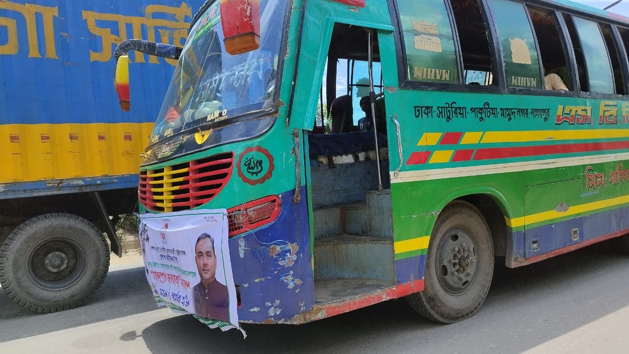 আ.লীগ নেতাকর্মীদের বহনকারী গাড়ি। ছবি : কালবেলা